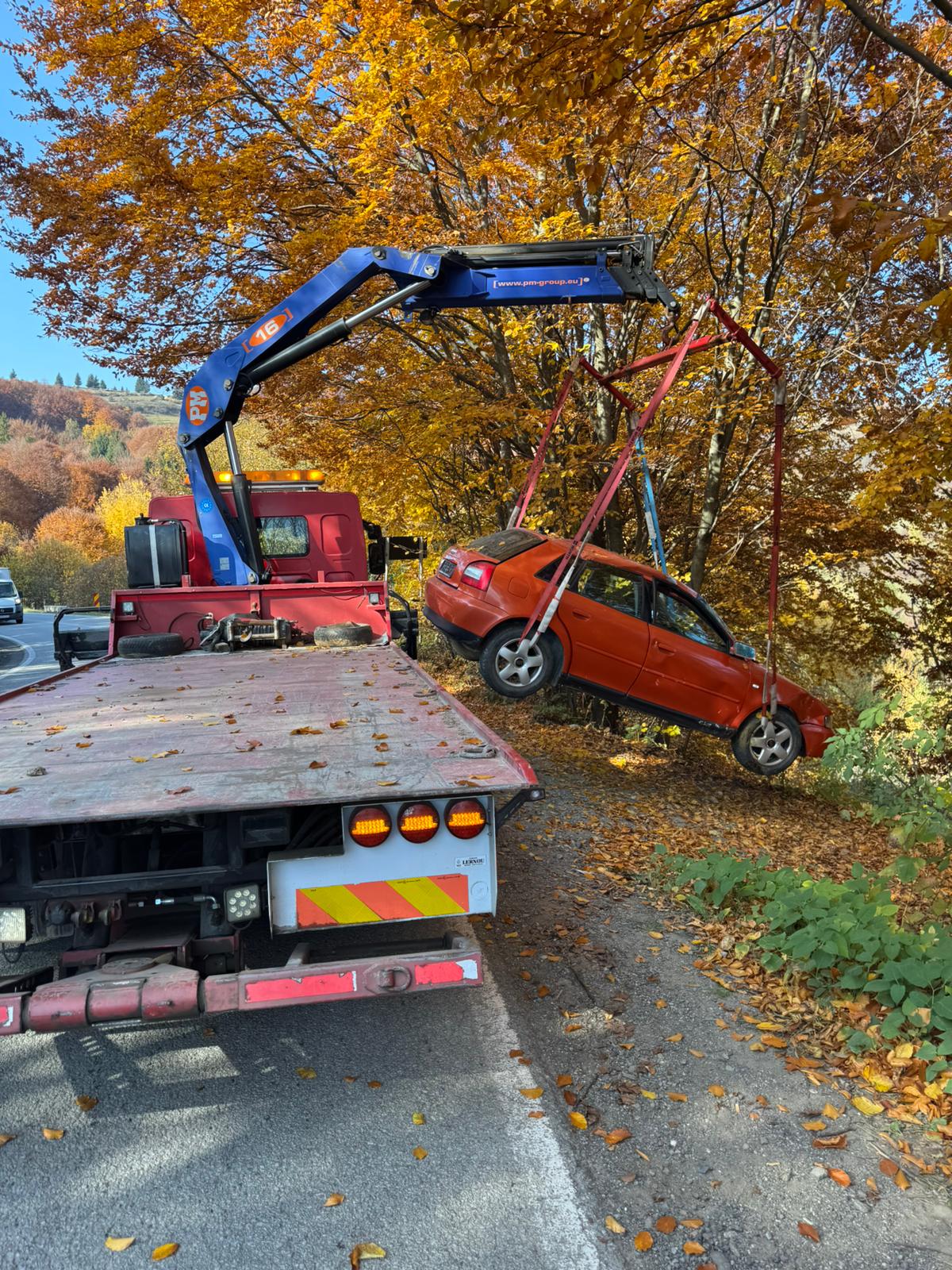 Tractare auto cu Mercedes G CLASS 6x6 - intervenție specializată pe drum forestier în Maramureș
